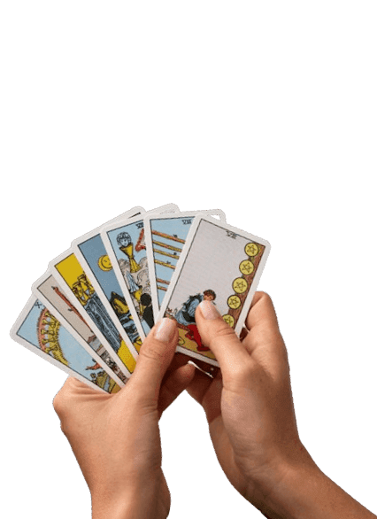 Hand beim Kartenlegen von 4 Tarotkarten, davon ein Mond und sonstige Nachtsymoble